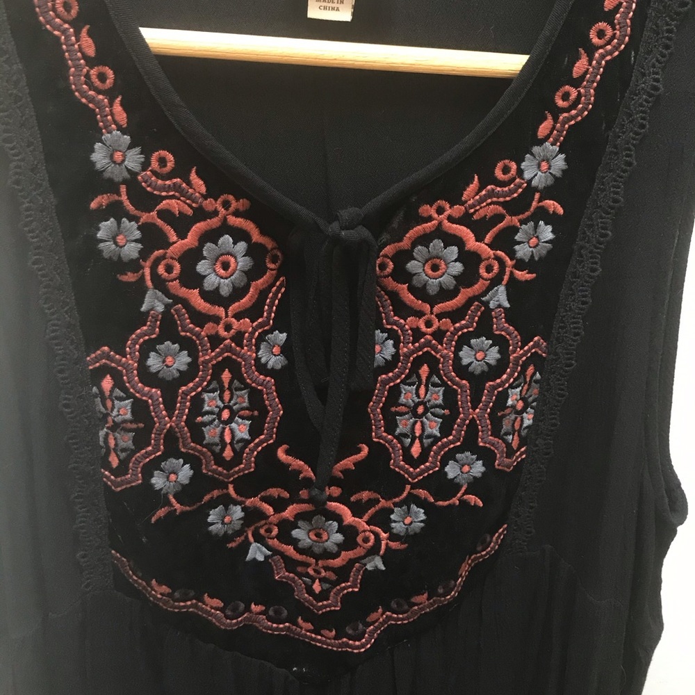 Knox Rose Black Top Velvet Embroidered Detail Sz L